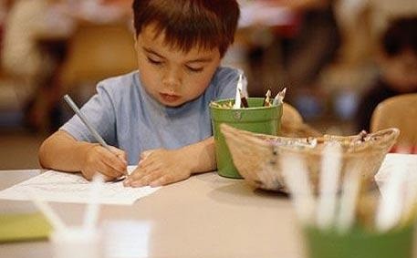 niño de 3 años empezando a escribir niño de 3 años empezando a escribir