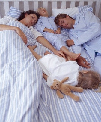 familia numerosa durmiendo en dimensiones de cama ajustada familia numerosa durmiendo en dimensiones de cama ajustada