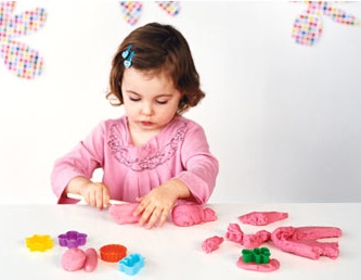 nena jugando con plastilina play doh nena jugando con plastilina play doh