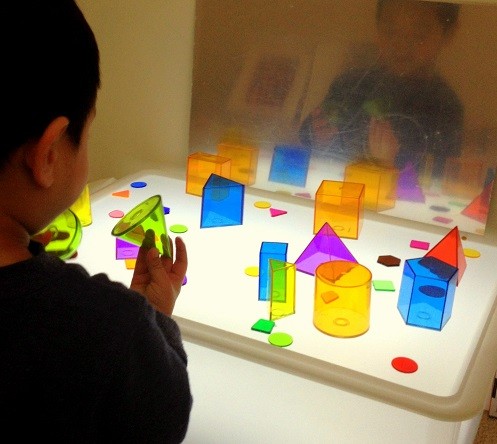 mesa de luz montessori para ninos