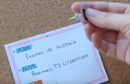 manualidad chinchetas con formas infantiles